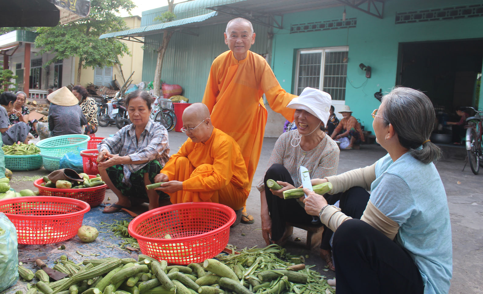 Trong các hoạt động công tác xã hội, ni sư Thích nữ Gương Liên (người đứng) tâm đắc nhất là việc duy trì được bếp ăn từ thiện hơn 17 năm qua