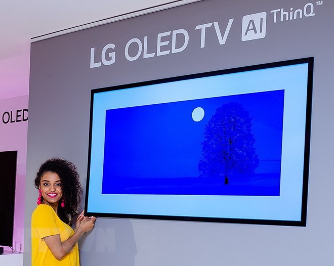 LG sắp bán dòng OLED TV đời 2018 trang bị nền tảng AI DeepThinQ OLED TV đời 2018 được giới thiệu tại Warsaw, Ba Lan ngày 14/4. (Nguồn: Yonhap/TTXVN)