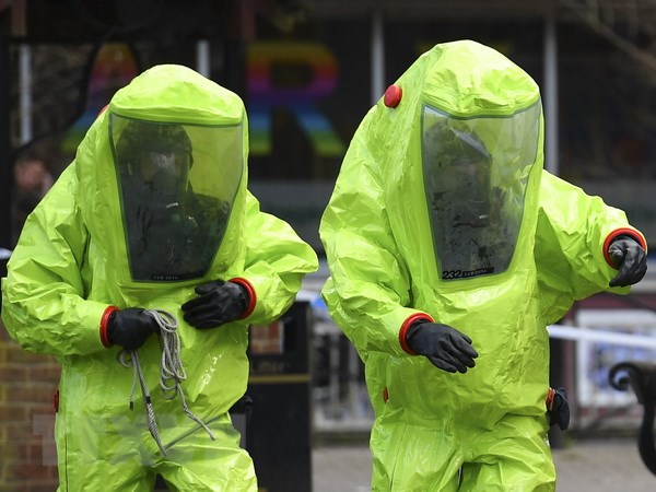 Các nhân viên cơ quan tình trạng khẩn cấp điều tra tại hiện trường vụ cựu điệp viên cùng con gái bị tấn công bằng chất độc ở Salisbury, Anh ngày 08/3. (Nguồn: AFP/TTXVN