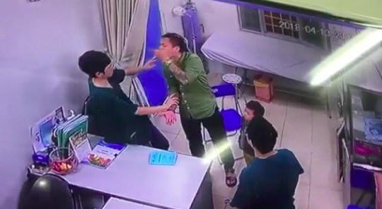 Phó Thủ tướng Vũ Đức Đam chỉ đạo xử lý các vụ việc y tế "nóng"
