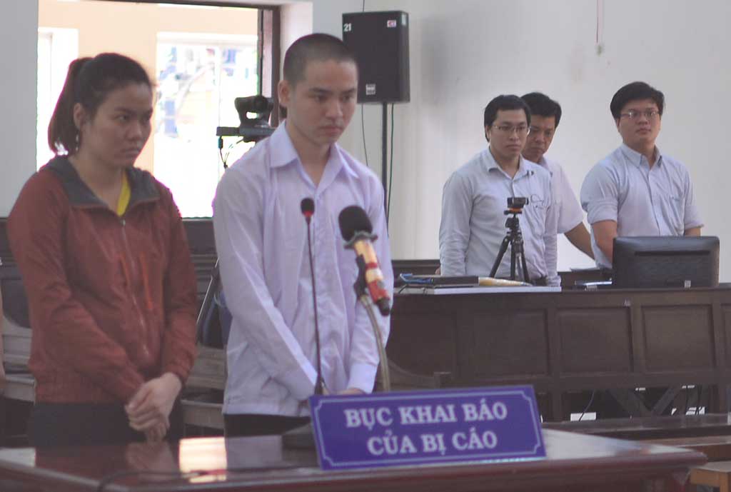 2 chị em bị cáo Phạm Nhật Hào và Phạm Thị Linh trước bục khai báo