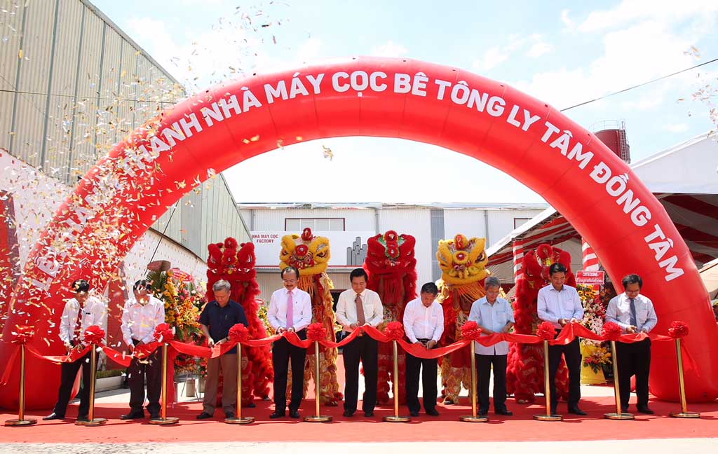 Lãnh đạo tỉnh Long An cùng  thực hiện nghi thức cắt băng khánh thành Nhà máy cọc bê tông ly tâm Đồng Tâm, ngày 14-4-2018
