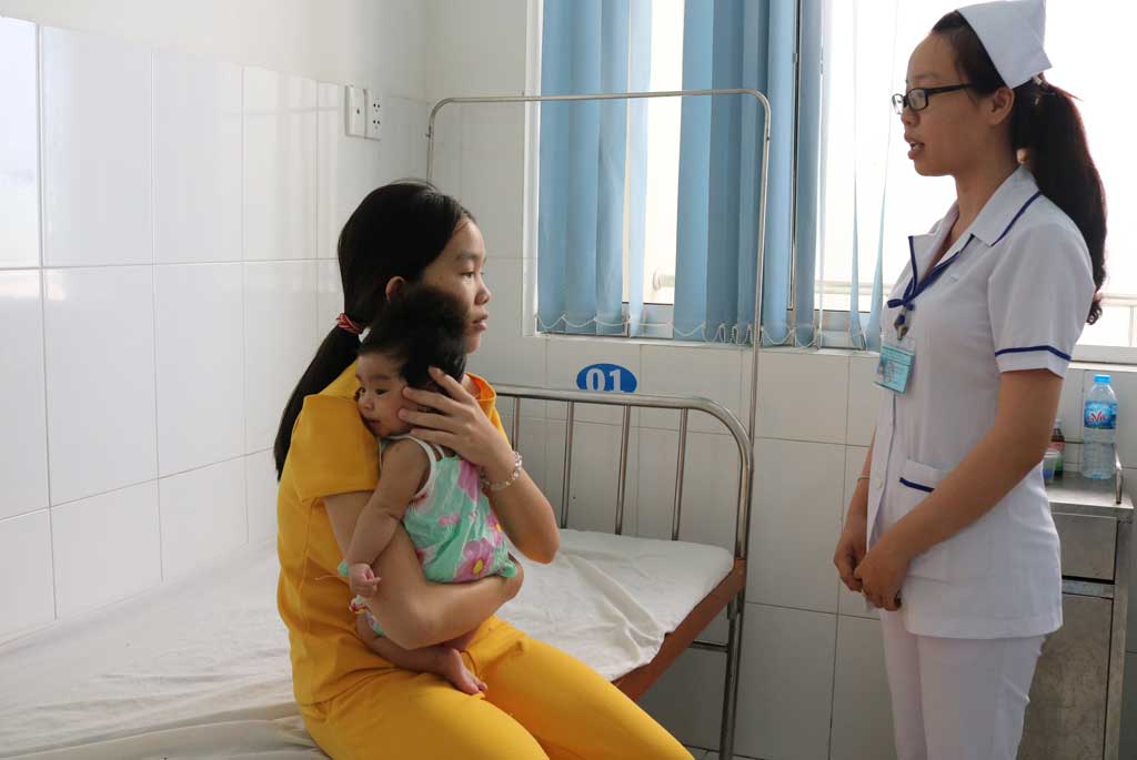 Phòng, chống bệnh mùa hè Nhân viên y tế tuyên truyền các biện pháp phòng, chống bệnh mùa hè đến người dân tại buồng bệnh