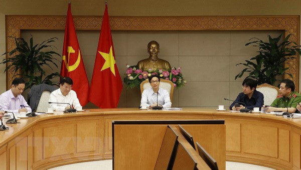 Phó Thủ tướng Vũ Đức Đam chỉ đạo xử lý các vụ việc y tế "nóng"