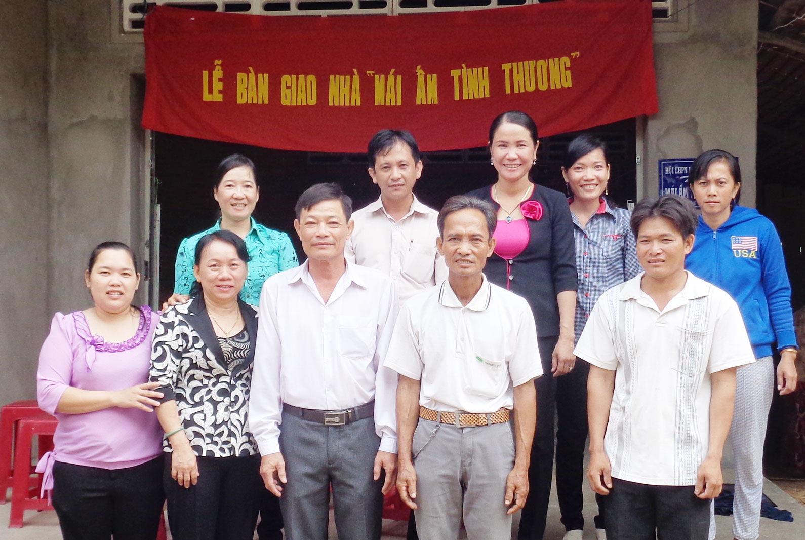Bà Phan Thị Bích Ly (thứ 2, trái qua) trong một lần trao nhà tình thương