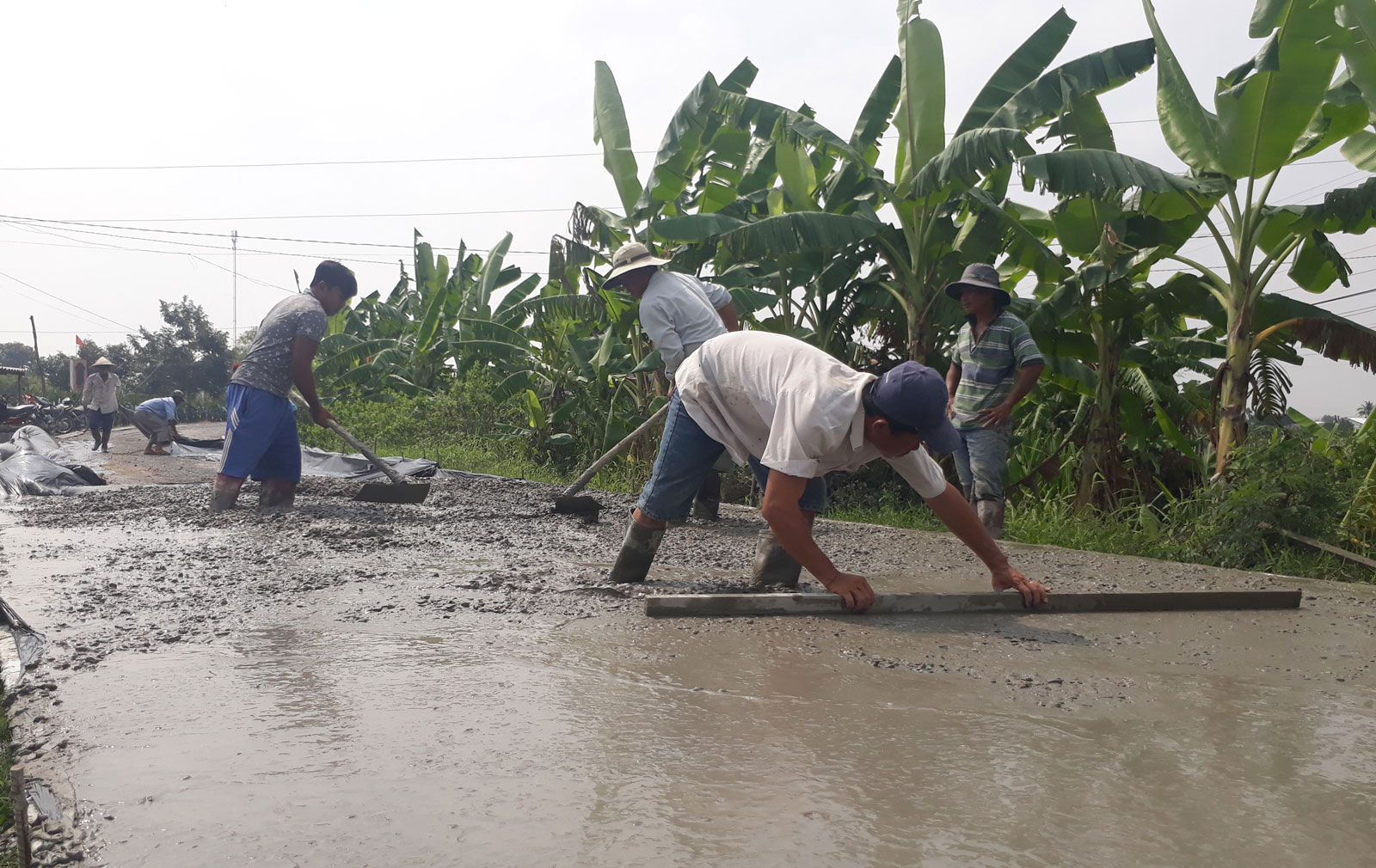 Nhiều hộ dân hiến đất, góp tiền, ngày công xây dựng giao thông