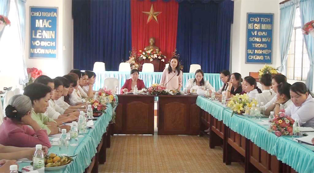 Đoàn làm việc với Hội Liên hiệp Phụ nữ huyện Cần Giuộc