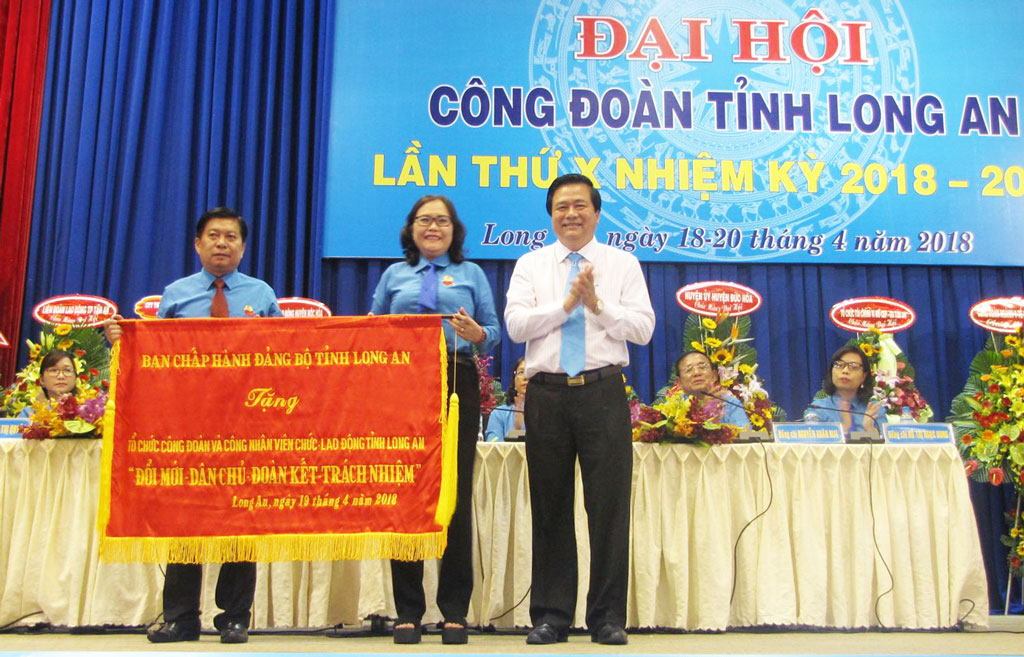 Thay mặt Đảng bộ tỉnh Long An,  Bí thư Tỉnh ủy - Phạm Văn Rạnh trao bức trướng chúc mừng Đại hội Công đoàn tỉnh lần thứ X, nhiệm kỳ 2018-2023  với dòng chữ 