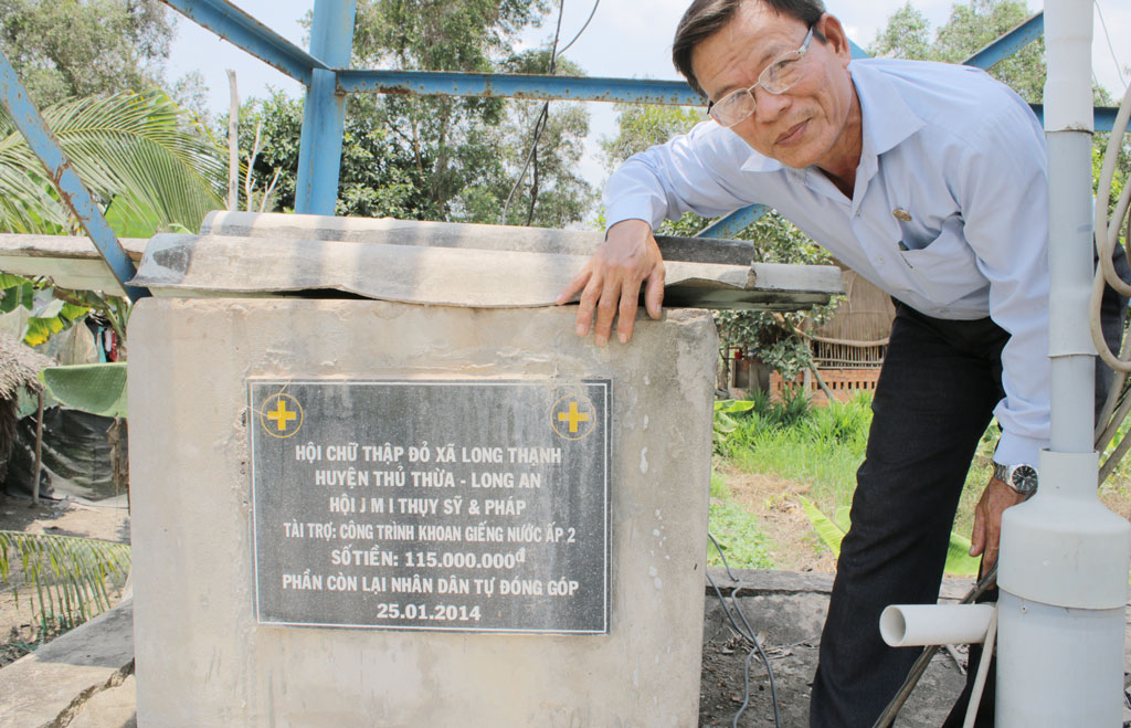 Người mang “trái tim hồng” Ông Nhỏ bên một giếng nước do mình vận động