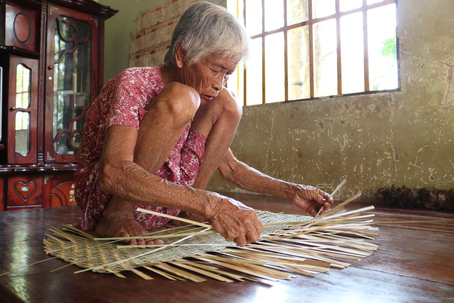 Bà Nguyễn Thị Dề, 83 tuổi, ngụ ấp Bến Long, xã Tân Mỹ, huyện Đức Hòa, có hơn 70 năm làm nghề mây, tre đan