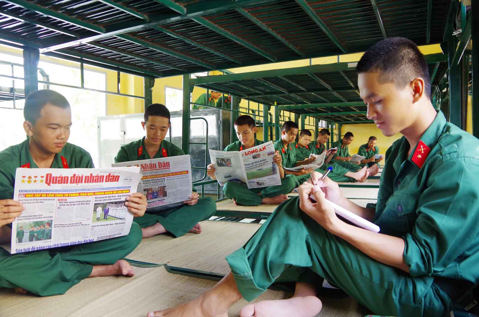 Sách với bộ đội - Sản phẩm văn hóa tinh thần bổ ích Các chiến sĩ mới Tiểu đoàn 1 trong giờ đọc sách, báo
