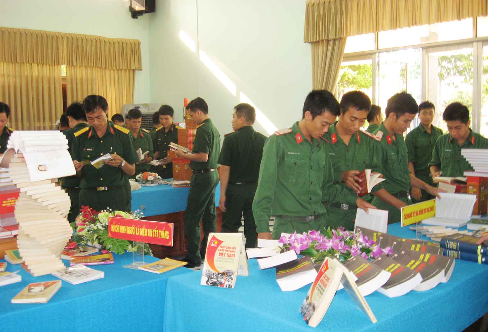 Sách với bộ đội - Sản phẩm văn hóa tinh thần bổ ích Cán bộ, chiến sĩ đến thư viện Bộ CHQS tỉnh đọc sách