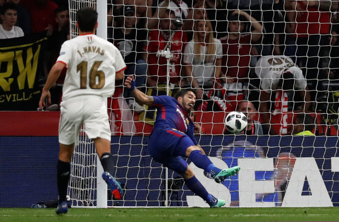 Tình huống mở tỷ số của Suarez. Ảnh: Reuters