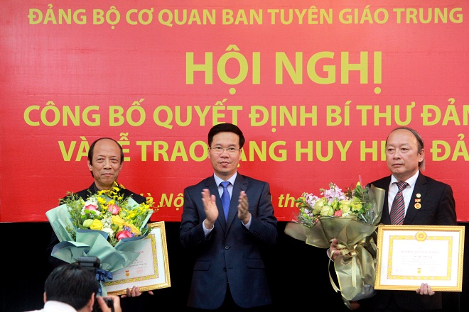 Đồng chí Võ Văn Thưởng trao tặng huy hiệu 40 năm tuổi Đảng cho đồng chí Võ Văn Phuông và đồng chí Vũ Việt Hùng. Ảnh Tuyengiao.vn