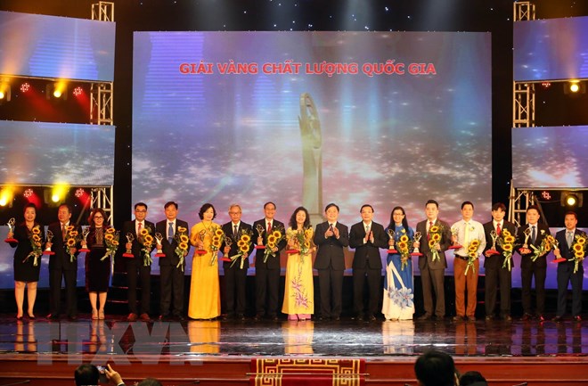 Trao Giải thưởng Chất lượng quốc gia và Chất lượng quốc tế châu Á-TBD 15 doanh nghiệp đạt Giải Vàng Chất lượng Quốc gia 2017. (Ảnh: Anh Tuấn/TTXVN)