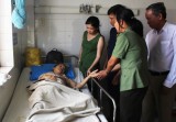 Công an tỉnh Long An tặng 15 triệu đồng hỗ trợ bà Đinh Thị Việt