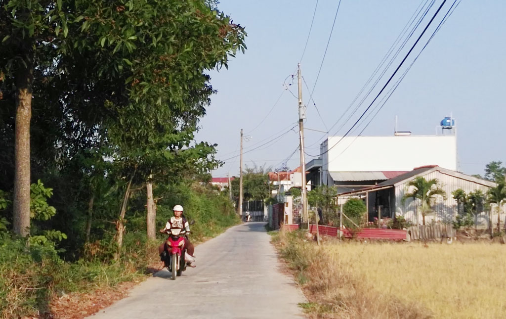 Những tuyến đường trục ấp được tráng bê tông sạch sẽ, tạo nên diện mạo mới cho nông thôn Tân Ân hôm nay