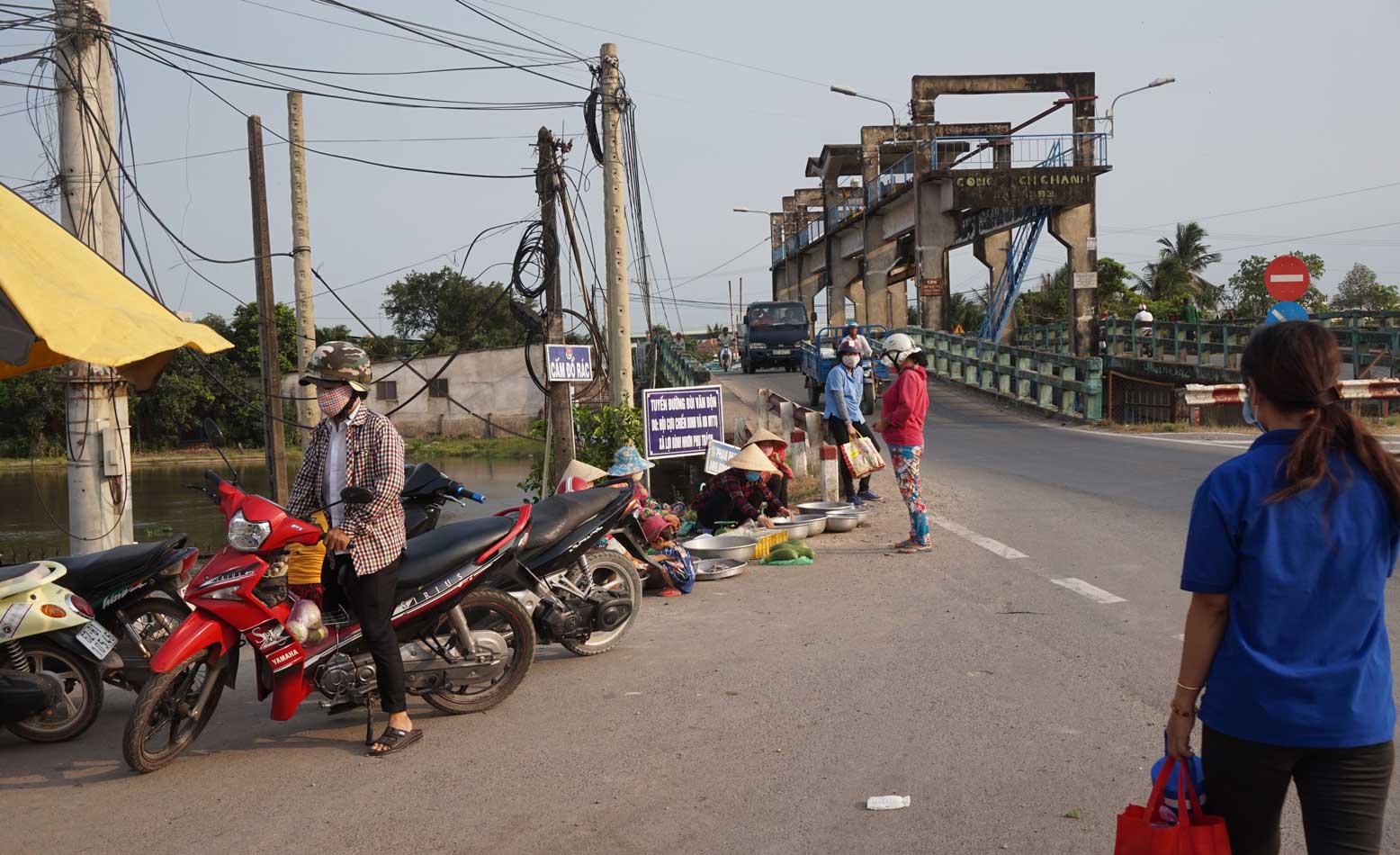 Nhiều hộ dân buôn bán ngay dốc cầu vượt phía ấp Rạch Chanh, xã Lợi Bình Nhơn
