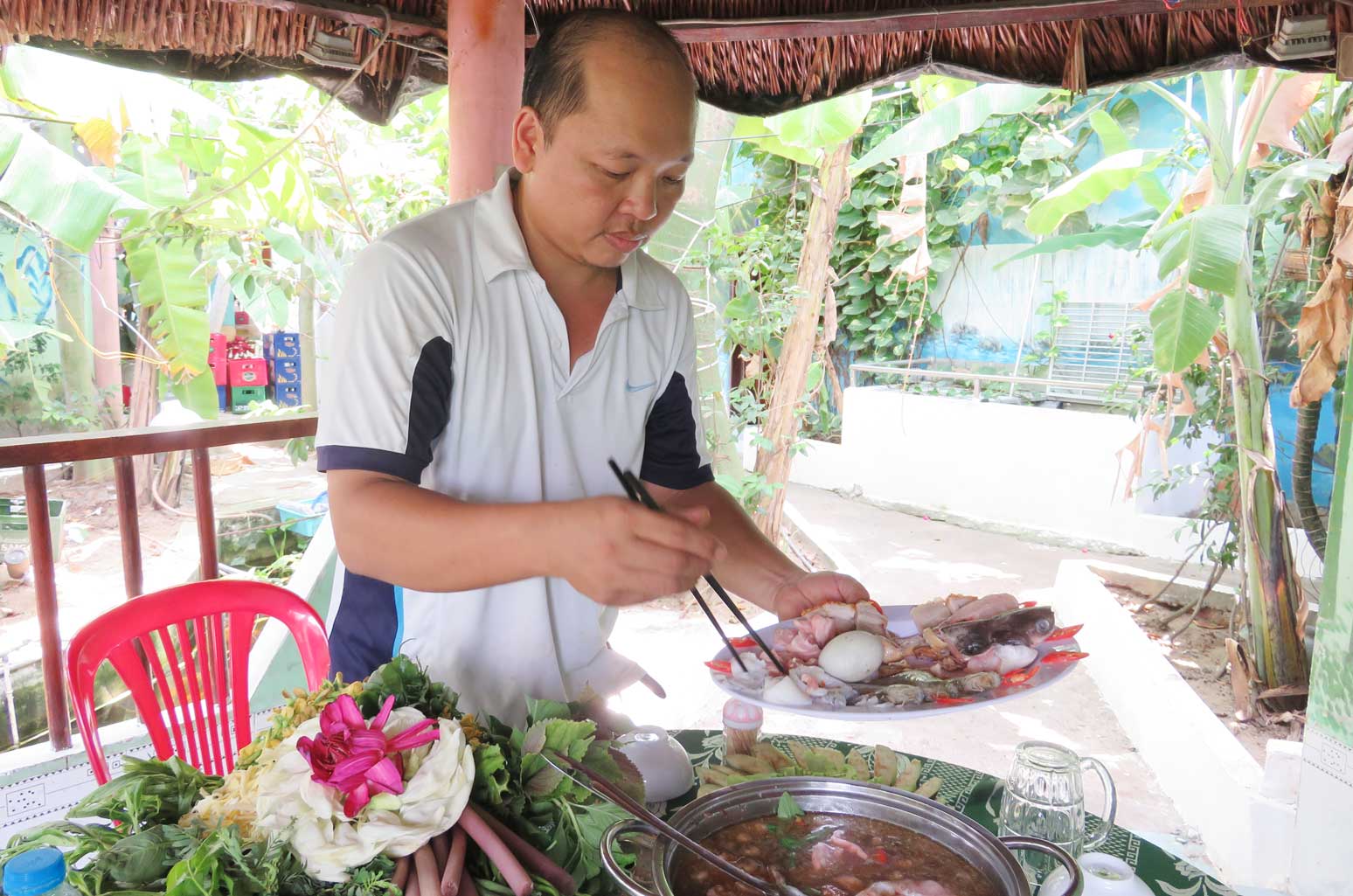 Chủ quán Sake - Trương Tuấn Anh chế biến lẩu mắm phục vụ thực khách