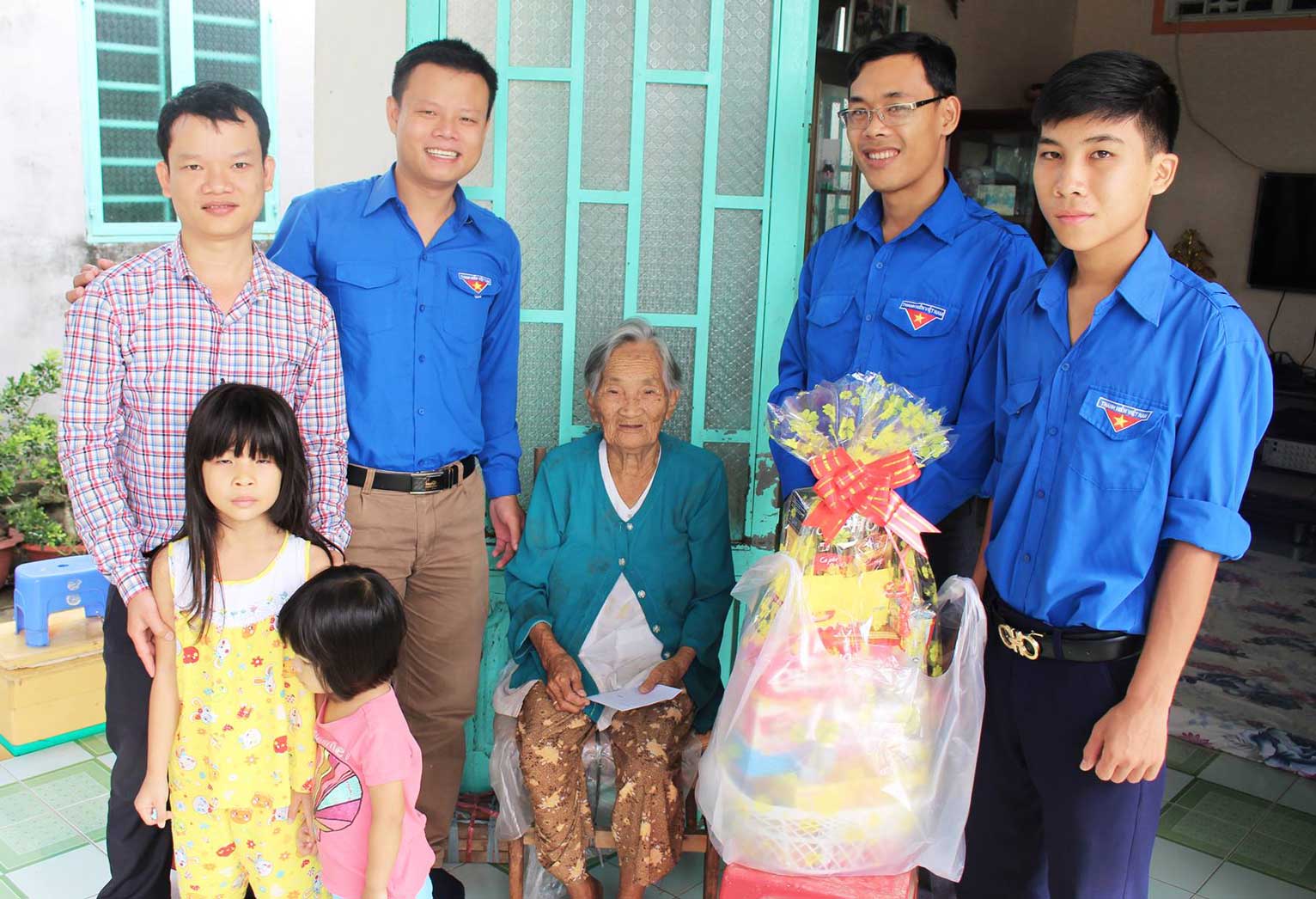 Học sinh Trường THPT Cần Giuộc thăm, tặng quà Mẹ Việt Nam Anh hùng tại địa phương
