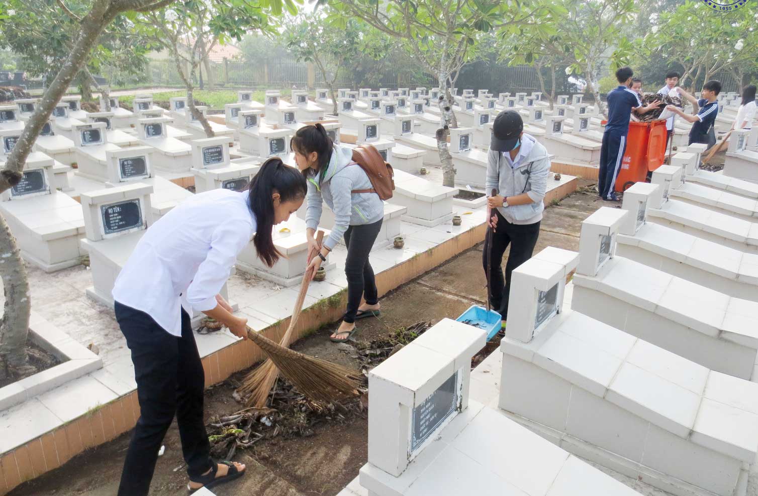 Tự hào truyền thống lịch sử Học sinh Trường THPT Cần Giuộc vệ sinh nghĩa trang liệt sĩ