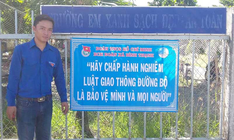 Nguyễn Minh Dương tham gia đặt biển báo An toàn giao thông cho Trường THCS Bình Cang, xã Bình Thạnh