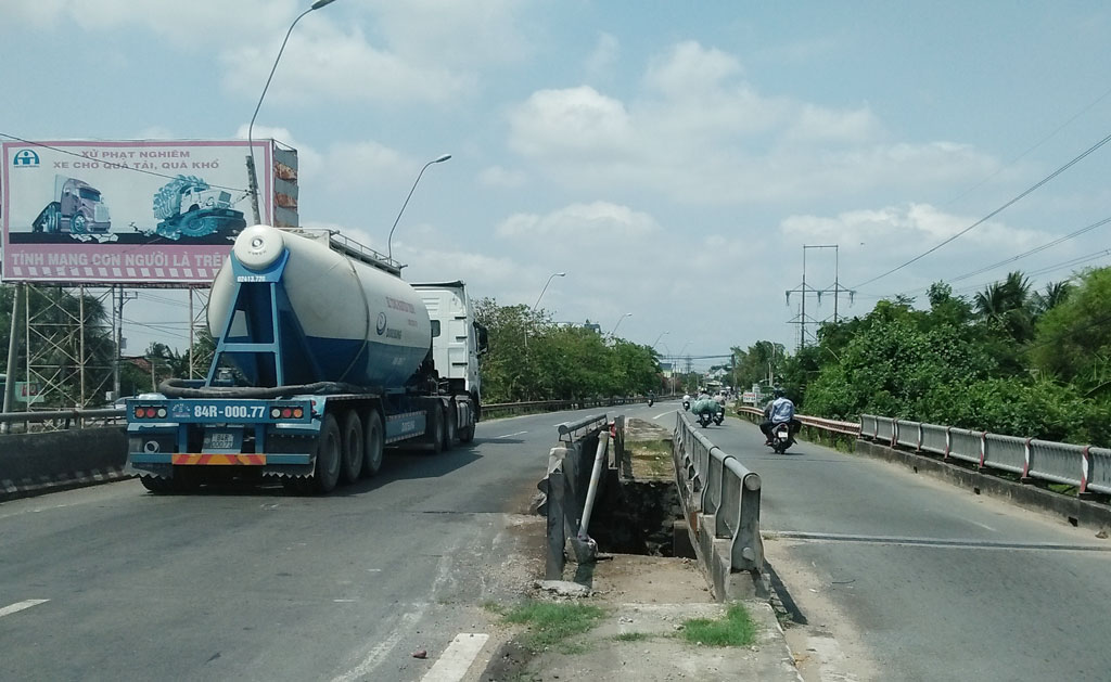 Cầu Voi 1 được chia làm hai là một bất cập dẫn đến nơi đây trở thành “điểm đen” tai nạn giao thông