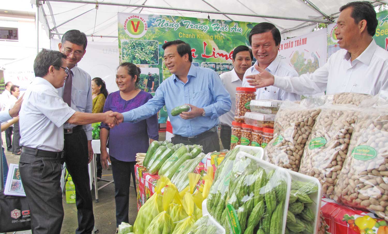 Lãnh đạo tỉnh tham gia kết nối giao thương nông sản với TP.HCM tại huyện Cần Giuộc năm 2016