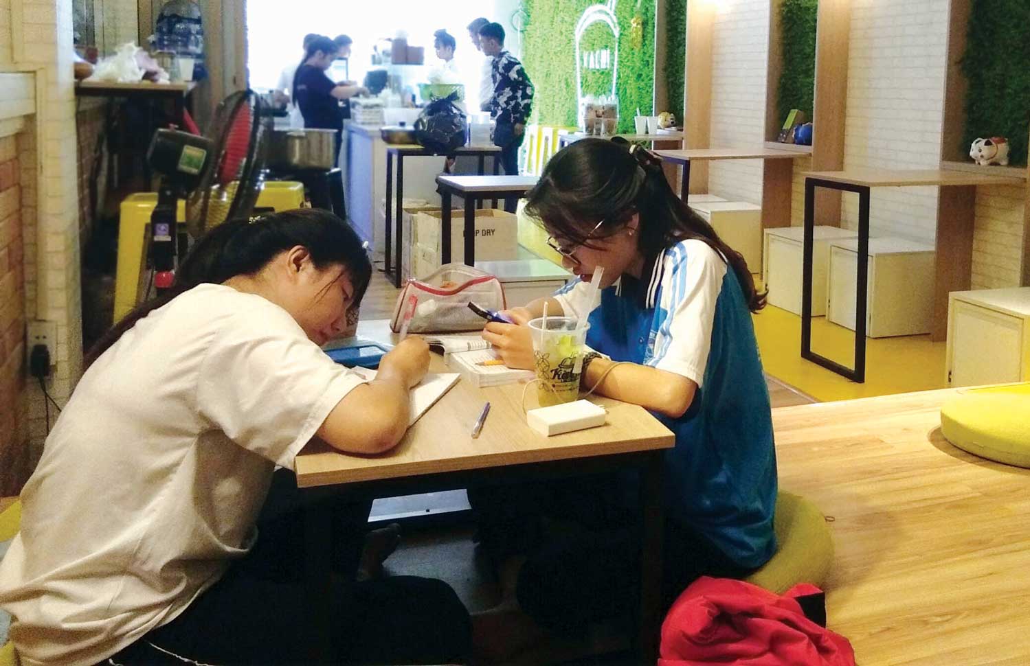 Nhiều bạn trẻ còn chọn quán trà sữa làm nơi học bài