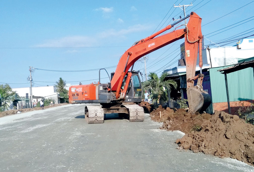 Vượt qua cái nắng nóng của mùa khô, các kỹ sư, công nhân tại dự án Đường tỉnh 830 (đoạn Quốc lộ 50 - Cảng Quốc tế Long An) chạy đua với thời gian để kịp đúng tiến độ