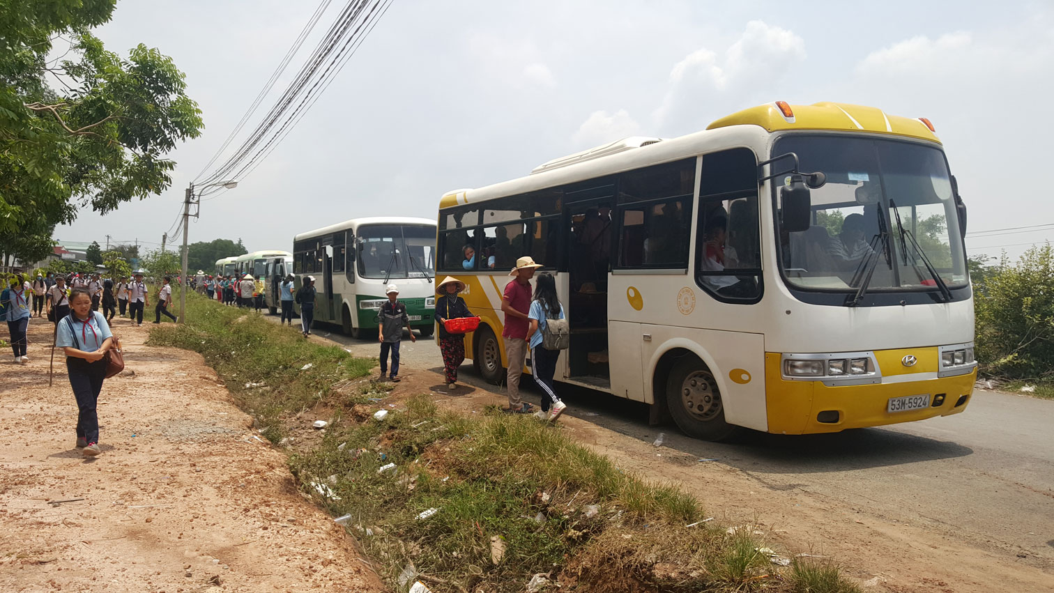 Xe đưa, đón học sinh góp phần kéo giảm tình trạng ùn tắc giao thông