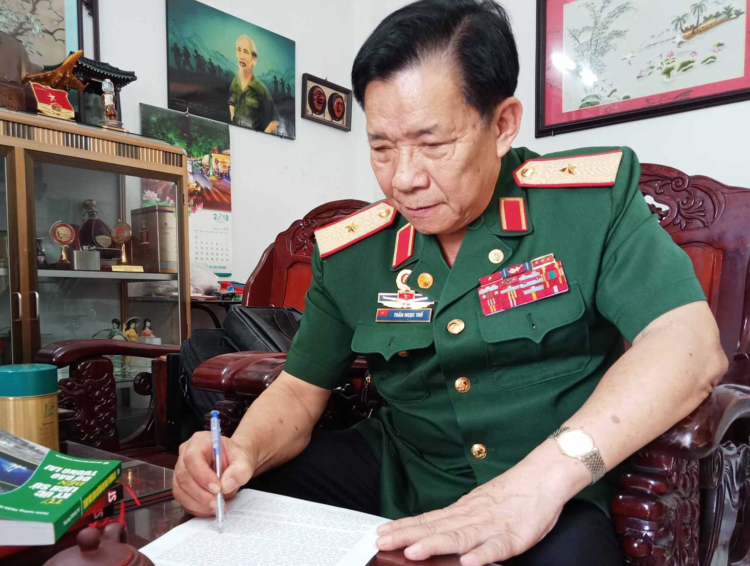 Dù tuổi cao nhưng Thiếu tướng Trần Ngọc Thổ vẫn miệt mài nghiên cứu, đấu tranh giành công bằng cho nạn nhân chất độc da cam/dioxin