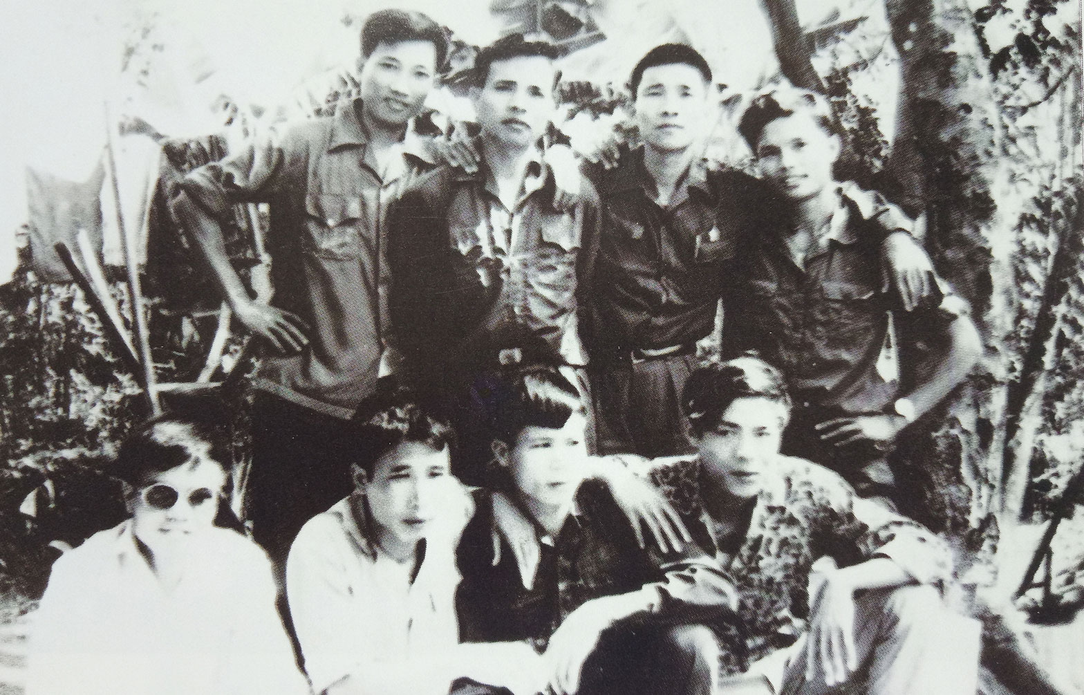 Ban Tham mưu Trung đoàn 88 chụp ảnh lưu niệm tại Cần Giuộc ngày 28/4/1975 (Thiếu tướng Trần Ngọc Thổ đứng hàng trên, thứ 2, phải sang)
