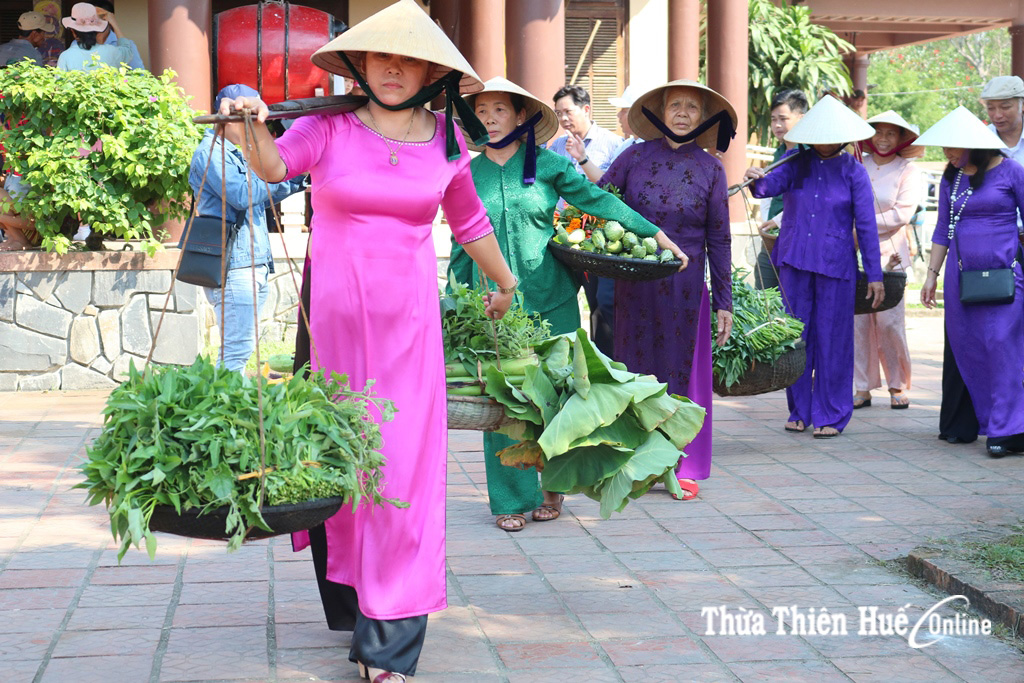 Tái hiện hoạt cảnh đi chợ quê trên bộ