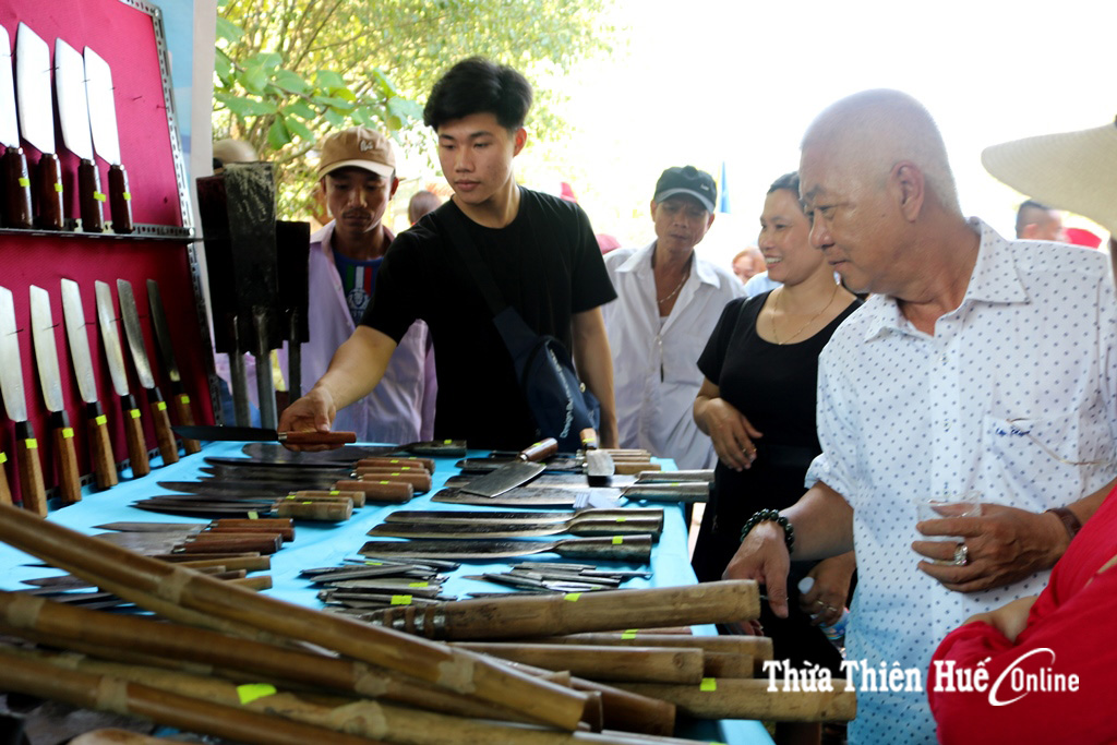 Sản phẩm của làng rèn cầu Vực được trưng bày