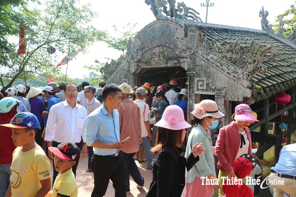 Đông đảo người dân và du khách về cầu ngói Thanh Toàn tham gia lễ hội
