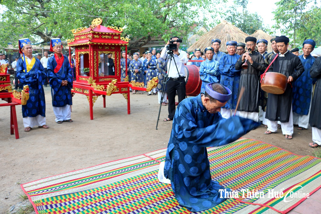Nghi lễ cúng tế được thực hiện từ sáng sớm