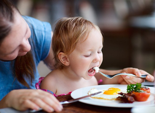 Trứng là một nguồn thức ăn giàu protein, choline, carotenoid lutein và zeaxanthin. Choline trong trứng được cho là có thể giúp đỡ việc duy trì một trí nhớ tốt khi về già.