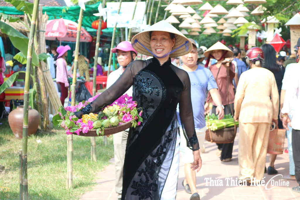 Nhanh chân cho kịp chợ quê