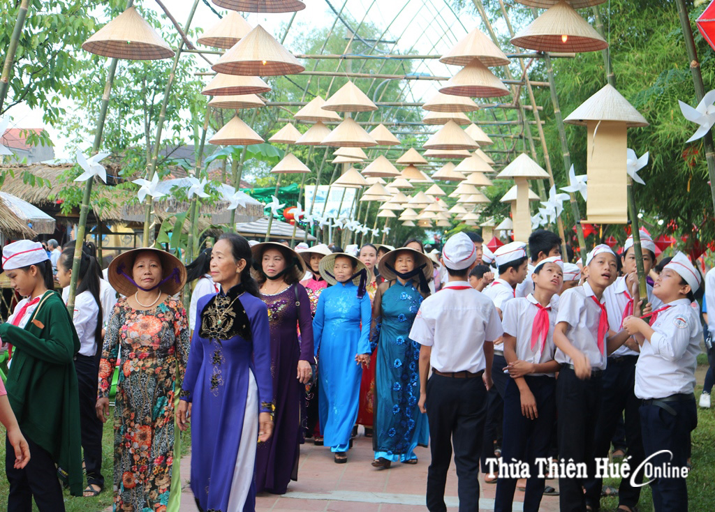 Các mẹ, các chị "xúng xính" áo dài đi Chợ quê ngày hội