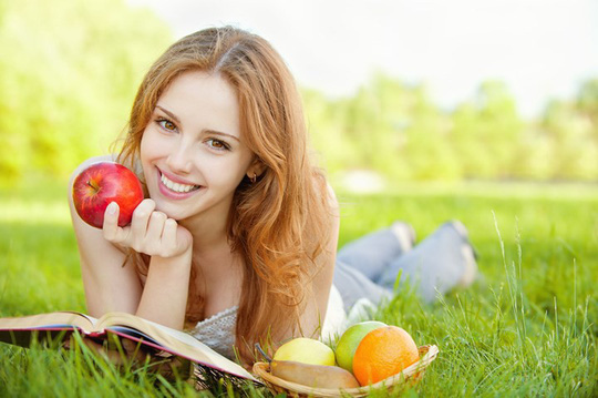 Táo có rất nhiều lợi ích đối với sức khỏe, giúp bạn sống lâu hơn. Trong táo có nhiều chất xơ hòa tan, đặc biệt là quercetin - một trong những chất chống oxy hóa mạnh mẽ nhất. Ăn một quả táo mỗi ngày sẽ làm giảm cholesterol trong máu, chống đông máu và ngăn ngừa ung thư.