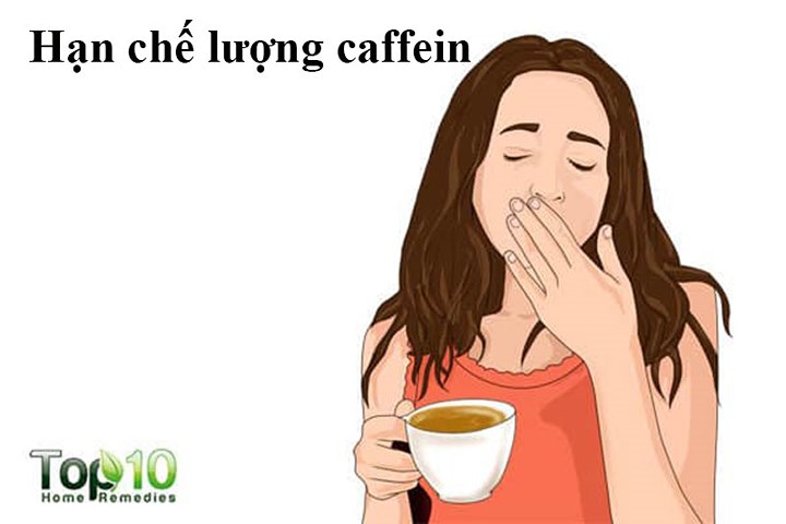 Hạn chế lượng caffeine: Trong khi làm việc đêm, mọi người thường uống cà phê, trà và các đồ uống có chứa caffein khác để tỉnh táo. Nhưng uống quá nhiều chất caffeine có thể gây hại cho sức khoẻ của bạn. Caffeine có thể ở trong cơ thể trong 8 giờ và ảnh hưởng đến giấc ngủ của bạn.