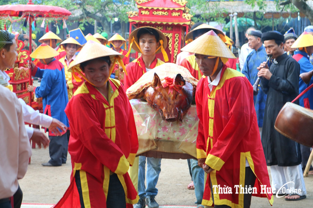 Dâng lễ vật cúng tế