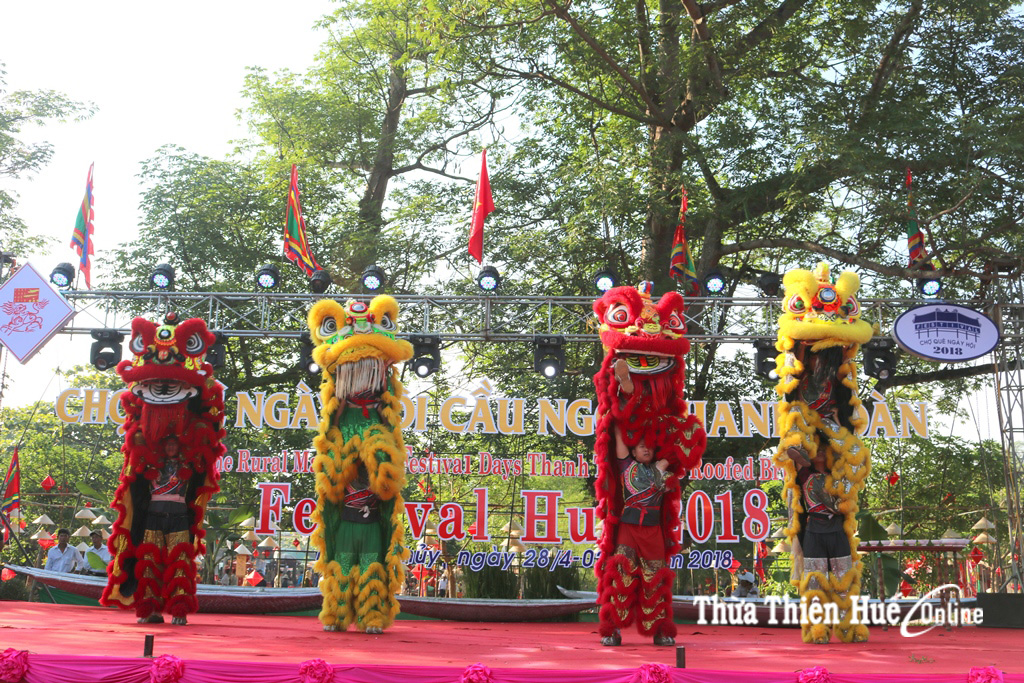 Múa lân chào mừng lễ hội