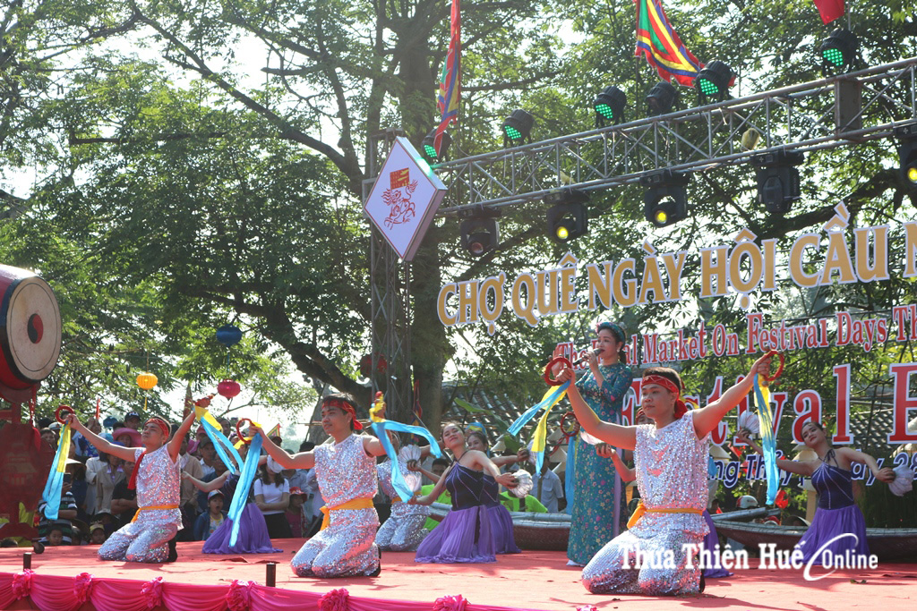 Tiết mục văn nghệ do các nghệ sĩ Nhà hát Nghệ thuật Ca kịch Huế biểu diễn