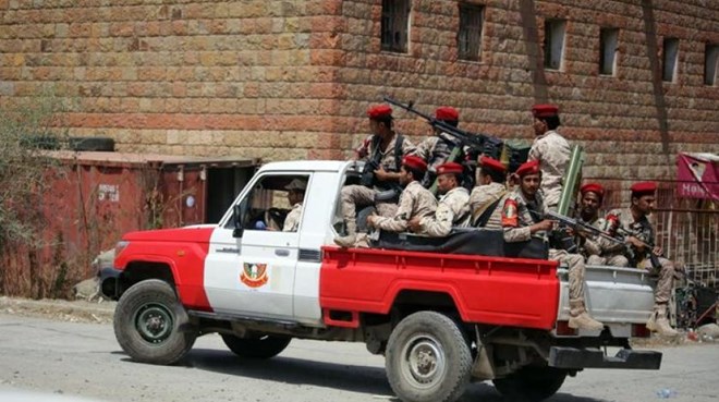 Binh sĩ Yemen tuần tra trên các đường phố của thành phố Taez ngày 13/3. (Nguồn: AFP)