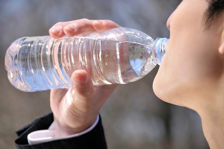 Uống nước: Nước uống giúp dưỡng ẩm cơ thể, nó cũng giúp bạn trong quá trình bỏ thuốc lá. Uống nước trong ngày, bất cứ khi nào thèm hút thuốc có thể rất hữu ích trong việc vượt qua sự khó chịu.