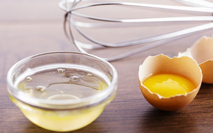Lòng trắng trứng: Lòng trắng trứng có thể làm sạch và làm khít các lỗ chân lông. Cách sử dụng: Bôi một lớp mỏng lòng trắng trứng lên da mặt ướt, để nó ở đó cho đến khi nó khô và rửa lại bằng nước ấm. Dùng mặt nạ này hàng tuần có thể mang lại kết quả tuyệt vời.