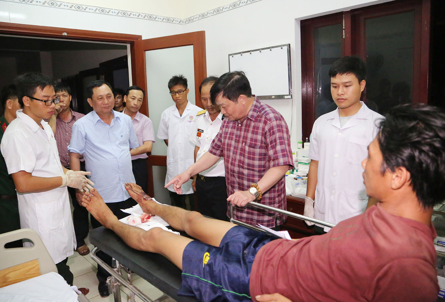 Bệnh nhân Lê Quốc Phong vừa được đưa vào cấp cứu tại Bệnh xá đảo Trường Sa