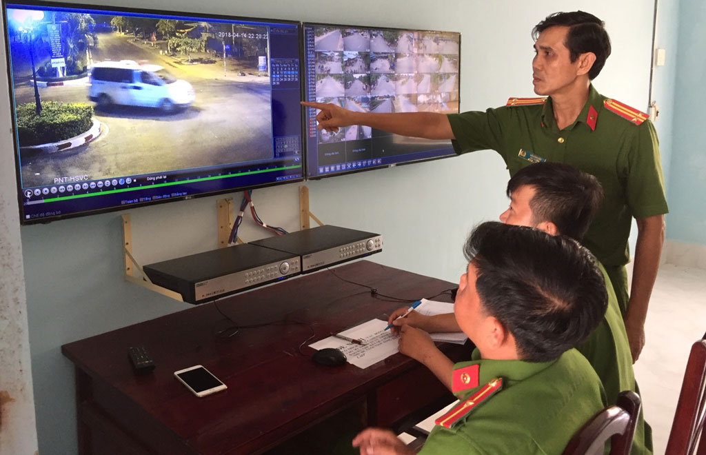 Công an huyện Tân Hưng kiểm tra hình ảnh dữ liệu camera giám sát an ninh, trật tự